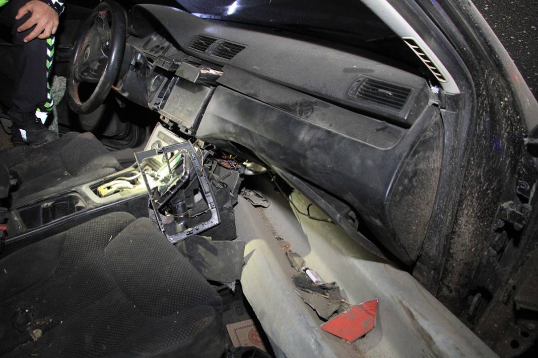 Manisa'da dehşete düşüren kaza: Bariyerler otomobilin içinden geçti! 5