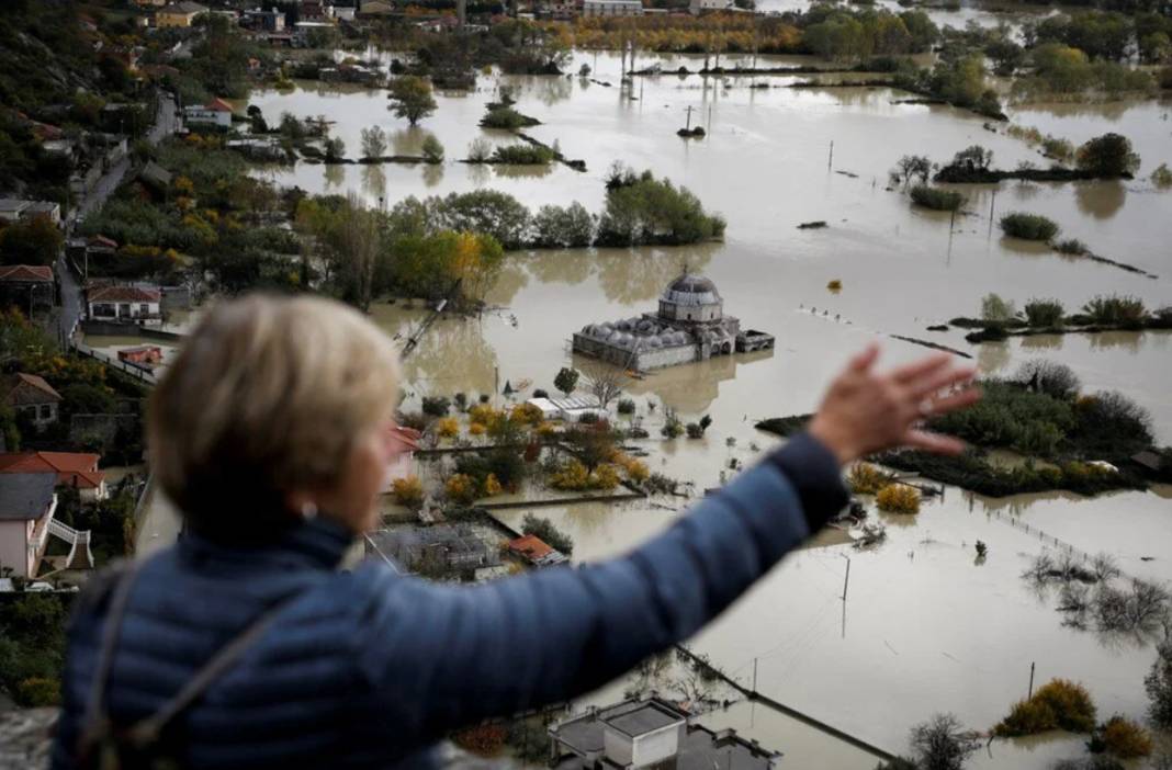 Arnavutluk ve İtalya'yı sel vurdu: Osmanlı mirası Kurşunlu Camii de su altında 1