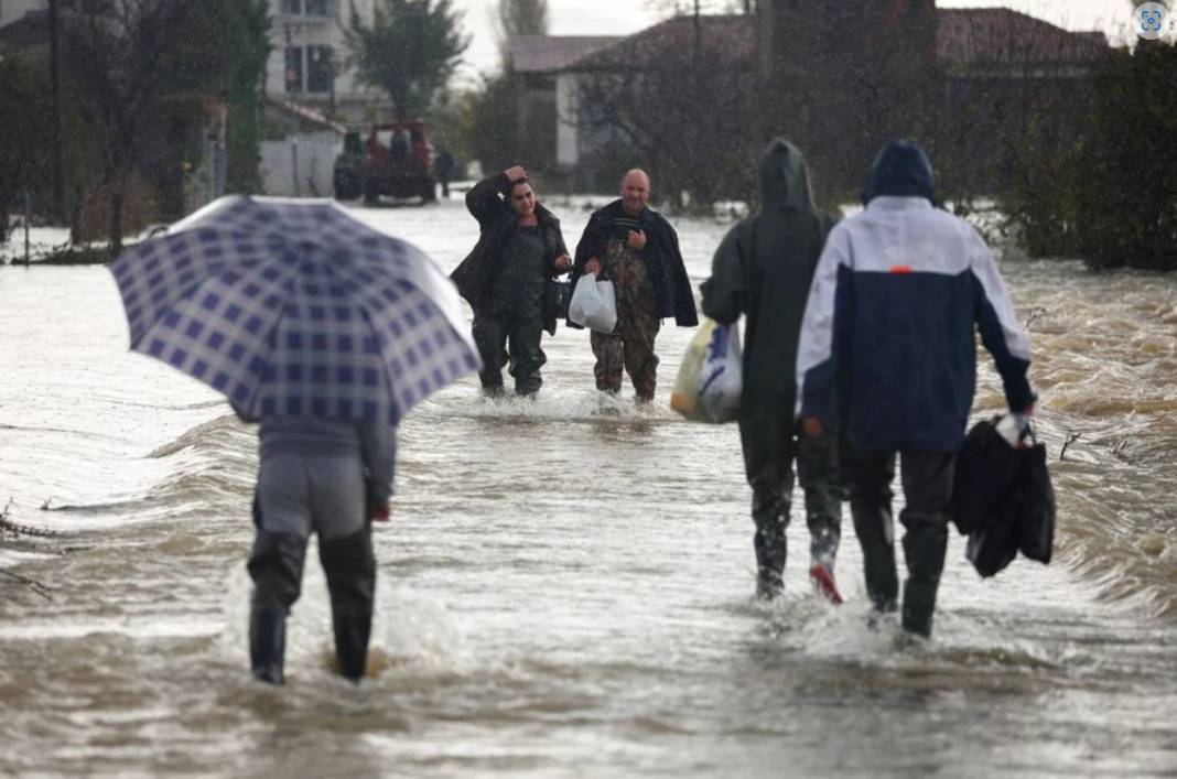 Arnavutluk ve İtalya'yı sel vurdu: Osmanlı mirası Kurşunlu Camii de su altında 4