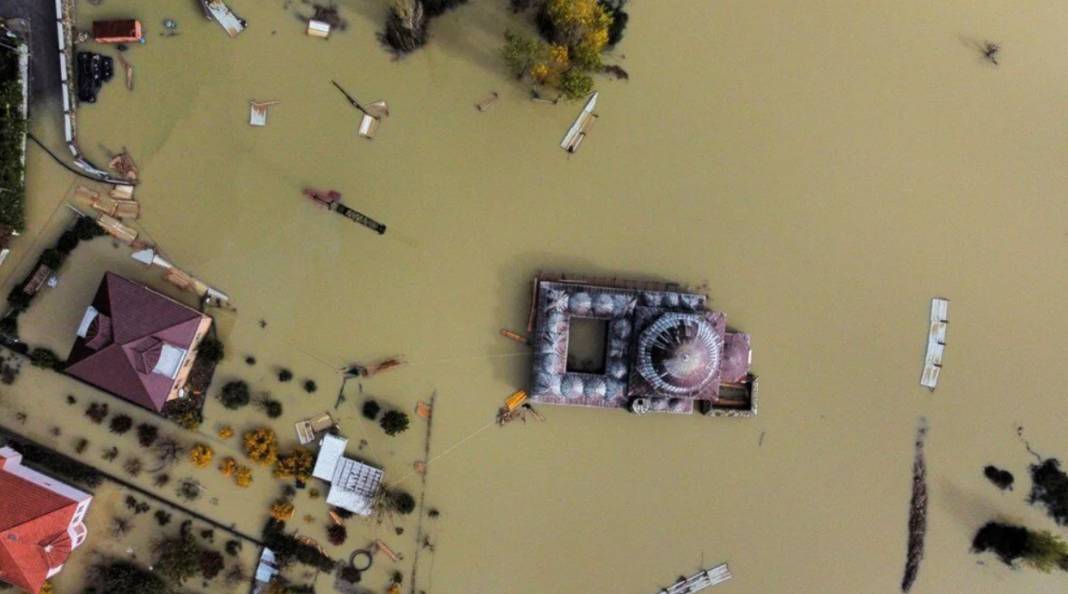 Arnavutluk ve İtalya'yı sel vurdu: Osmanlı mirası Kurşunlu Camii de su altında 2