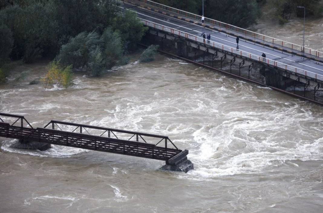 Arnavutluk ve İtalya'yı sel vurdu: Osmanlı mirası Kurşunlu Camii de su altında 3