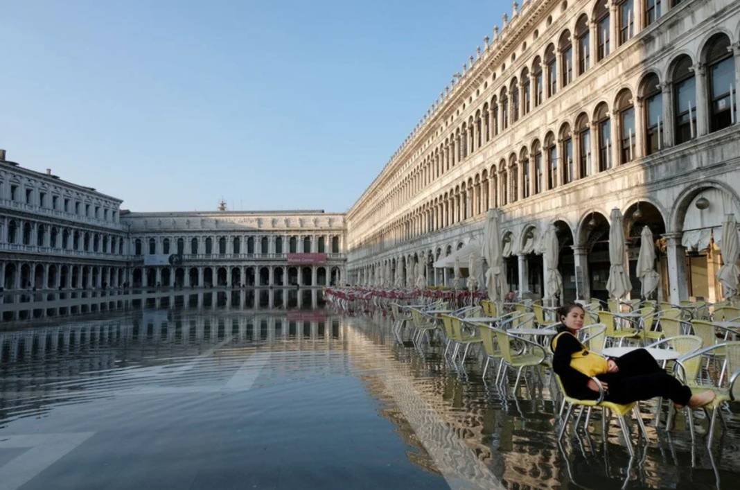 Arnavutluk ve İtalya'yı sel vurdu: Osmanlı mirası Kurşunlu Camii de su altında 6