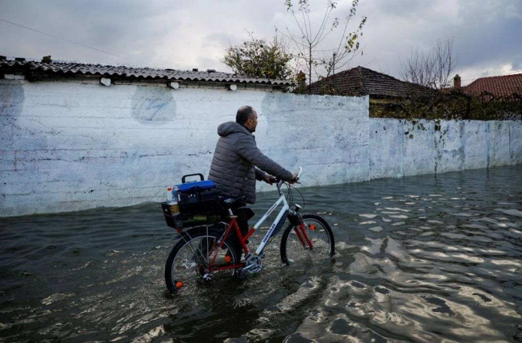 Arnavutluk ve İtalya'yı sel vurdu: Osmanlı mirası Kurşunlu Camii de su altında 5