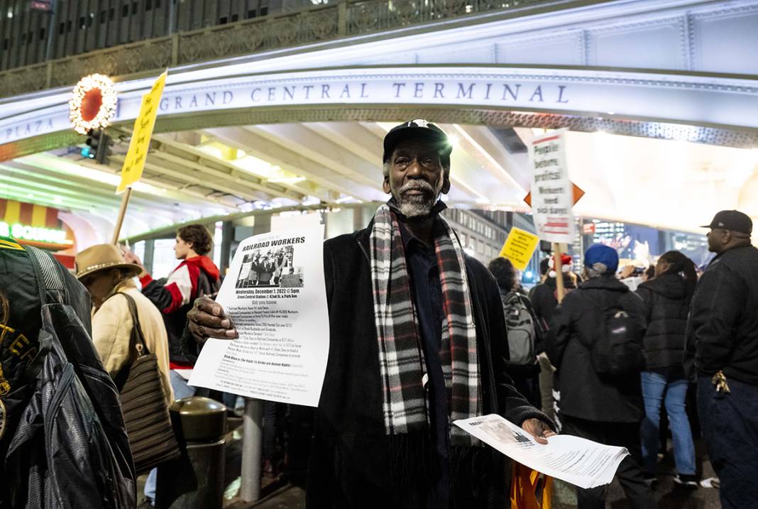 New York'ta işçiler haklarını savunmak için gösteri düzenledi 1