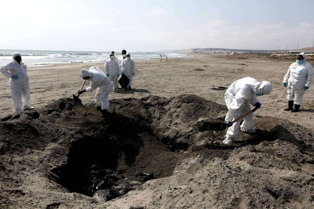 O ülkeden korkunç görüntüler! Ölüleri sahilden topluyorlar 11