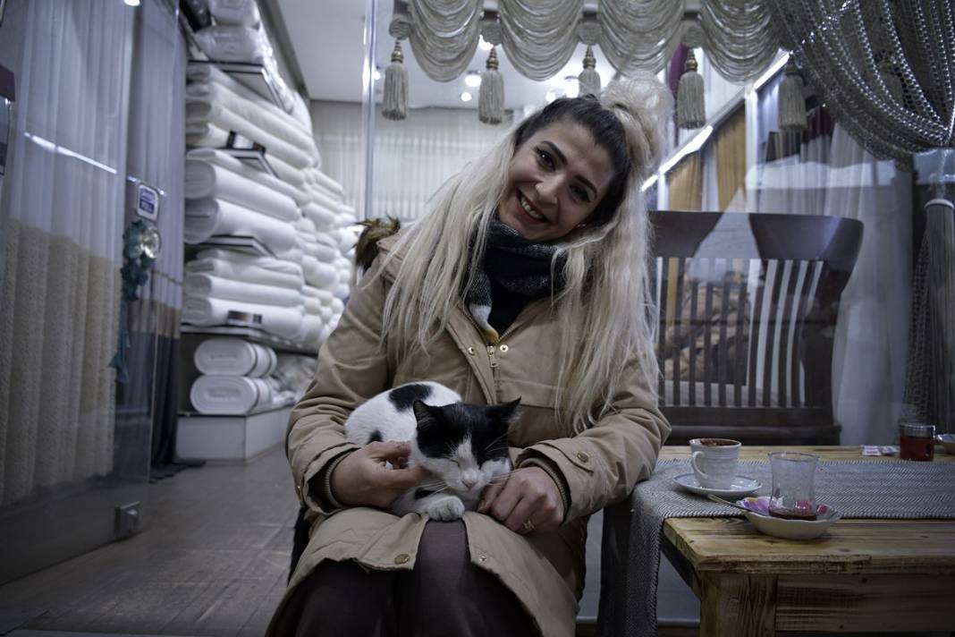 Esnaf ile kedilerin arasındaki samimiyet tebessüm ettirdi: Mamalarını vermeden bana rahat uyku yok 12