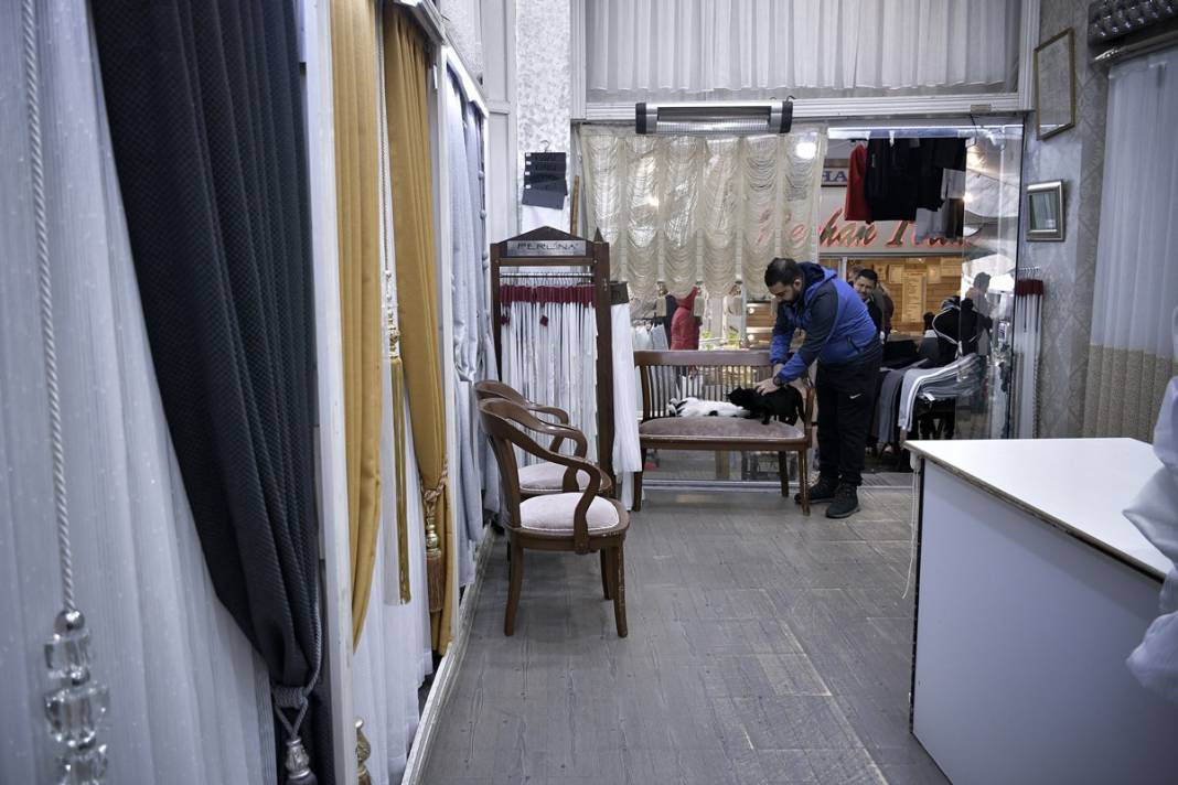 Esnaf ile kedilerin arasındaki samimiyet tebessüm ettirdi: Mamalarını vermeden bana rahat uyku yok 11