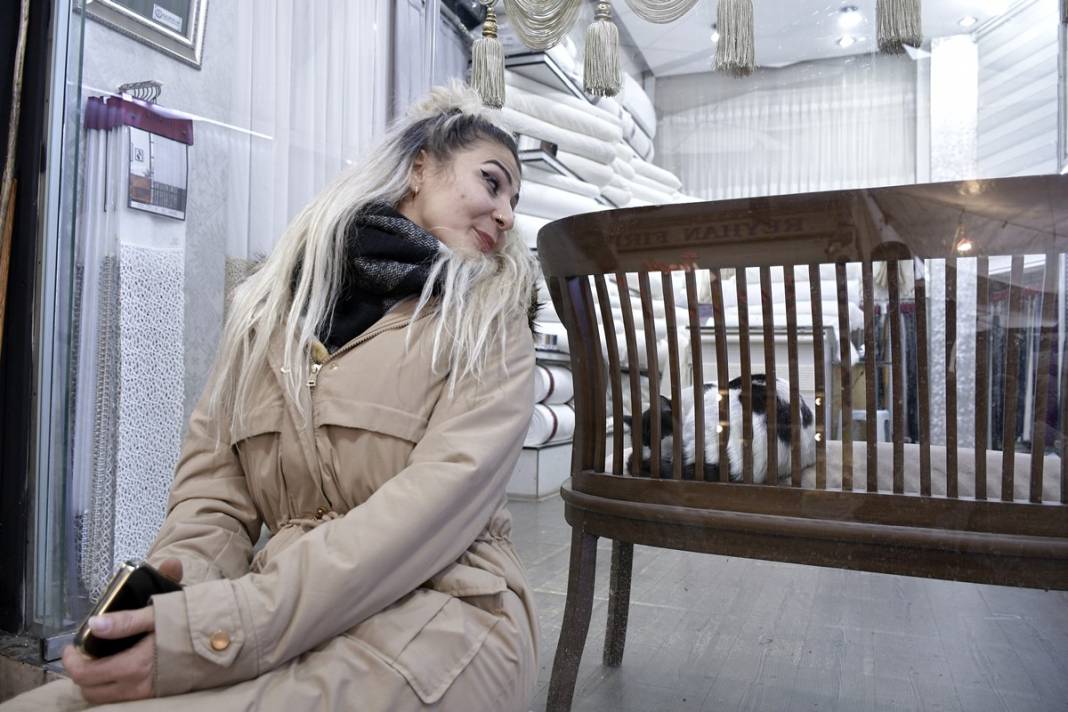 Esnaf ile kedilerin arasındaki samimiyet tebessüm ettirdi: Mamalarını vermeden bana rahat uyku yok 6