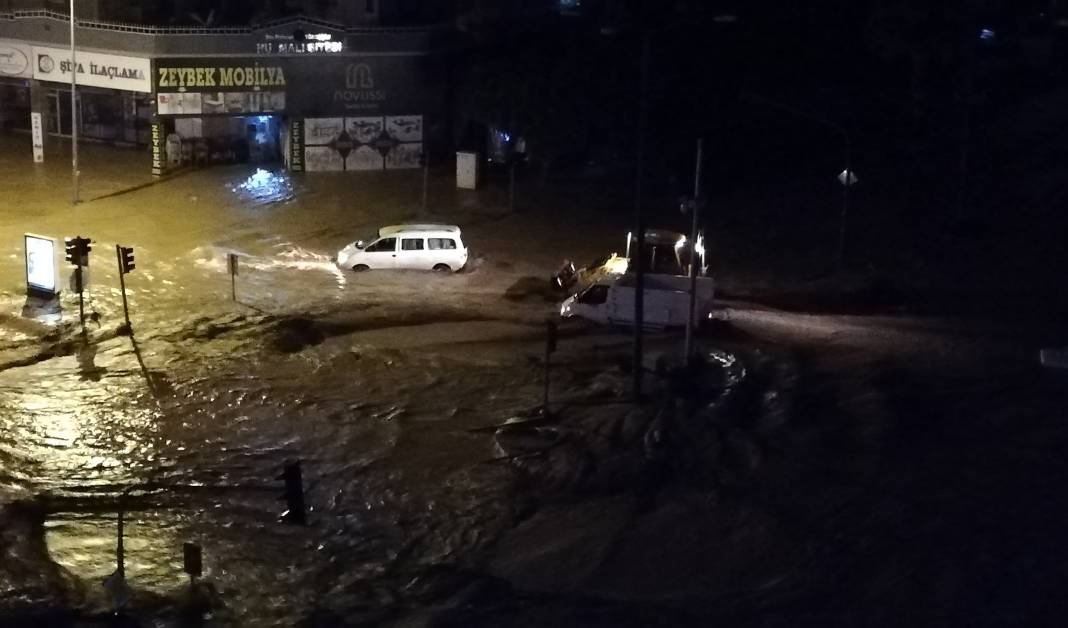 Antalya sele teslim! Arabalar sürüklendi, 1 gün okullar tatil edildi 11