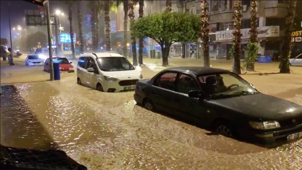 Antalya sele teslim! Arabalar sürüklendi, 1 gün okullar tatil edildi 14