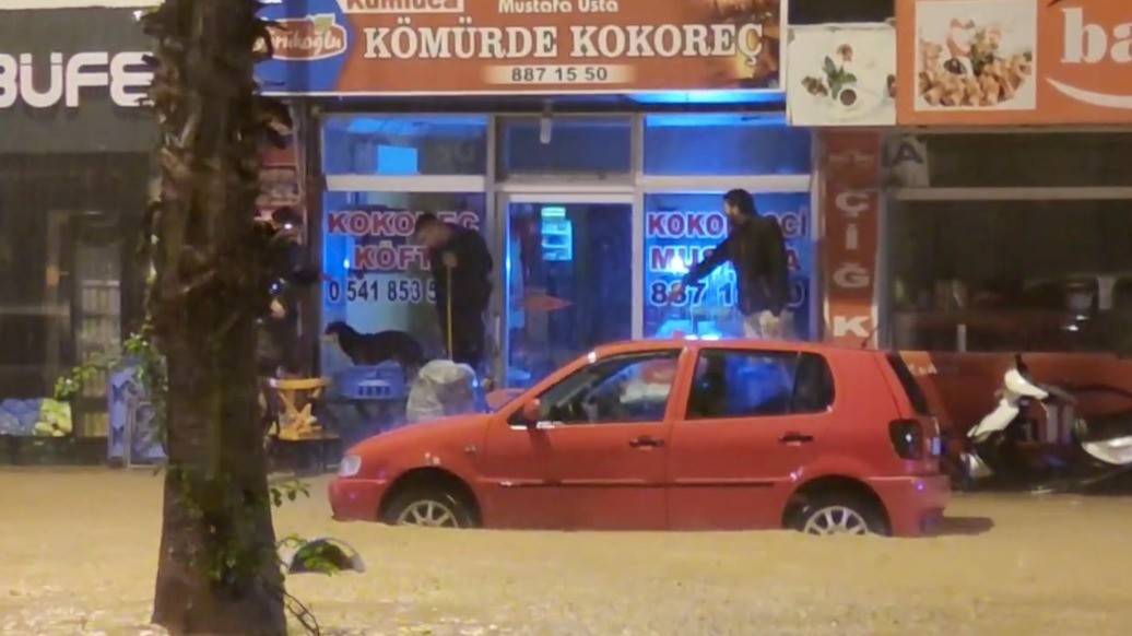 Antalya sele teslim! Arabalar sürüklendi, 1 gün okullar tatil edildi 15