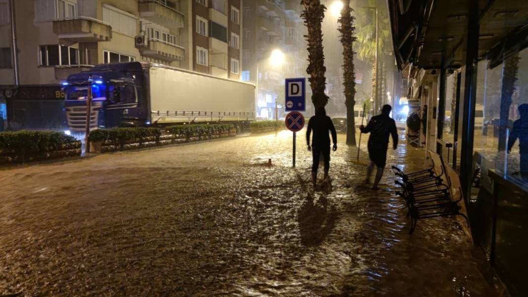 Antalya sele teslim! Arabalar sürüklendi, 1 gün okullar tatil edildi 13