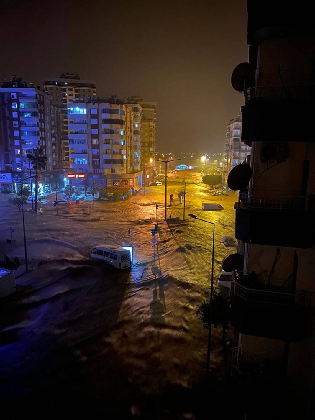 Antalya sele teslim! Arabalar sürüklendi, 1 gün okullar tatil edildi 12