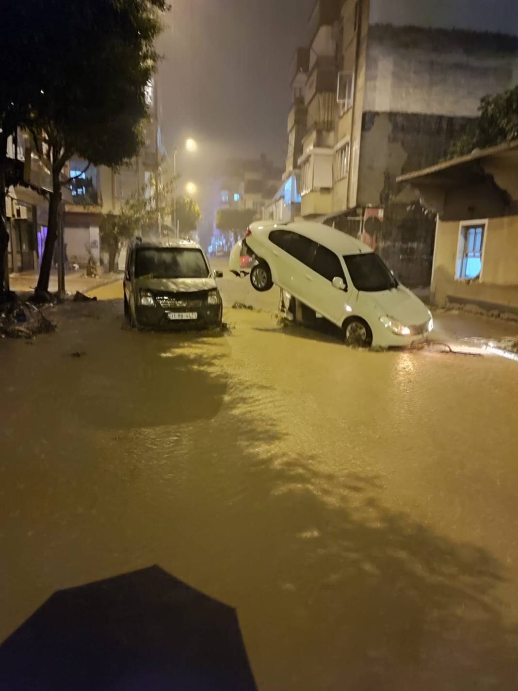 Antalya sele teslim! Arabalar sürüklendi, 1 gün okullar tatil edildi 8