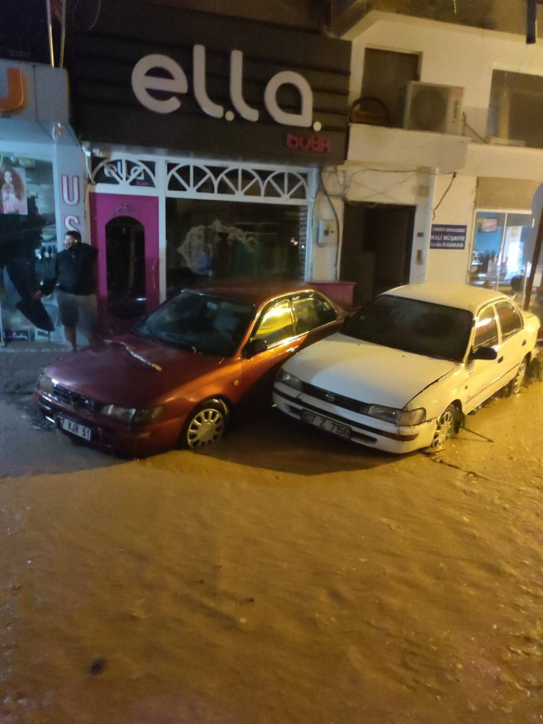 Antalya sele teslim! Arabalar sürüklendi, 1 gün okullar tatil edildi 7