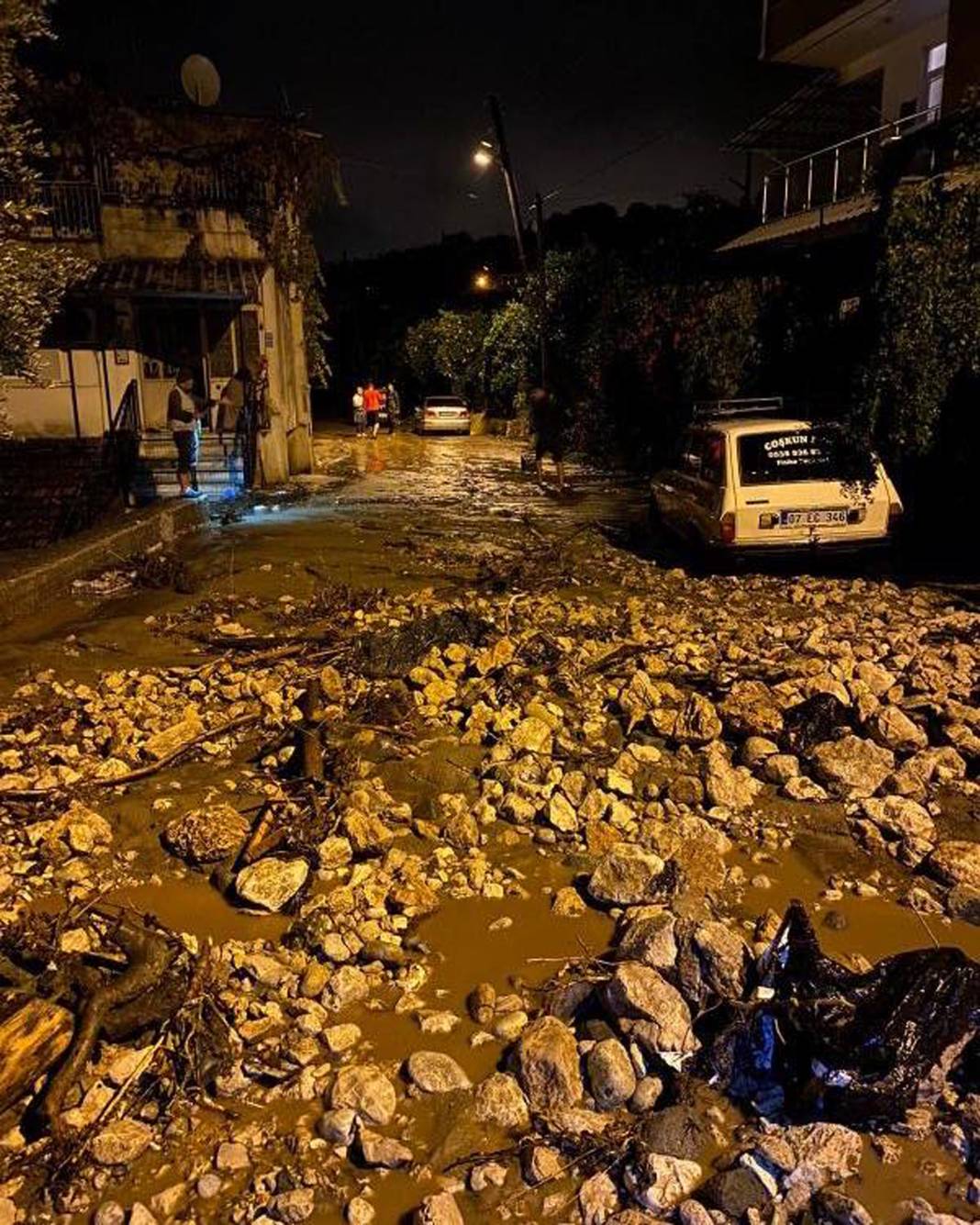 Antalya sele teslim! Arabalar sürüklendi, 1 gün okullar tatil edildi 4