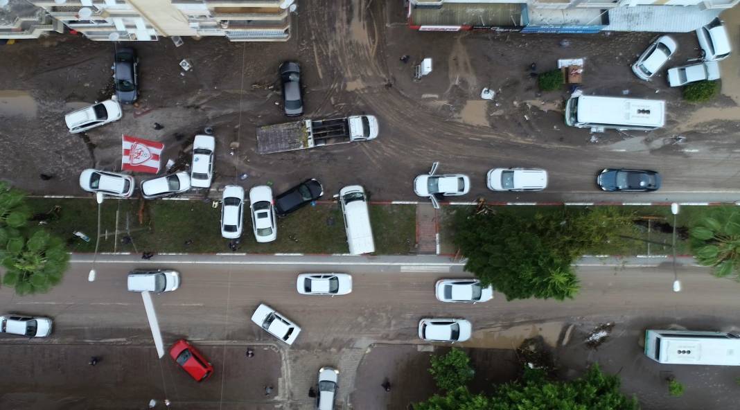 Antalya sele teslim! Arabalar sürüklendi, 1 gün okullar tatil edildi 18