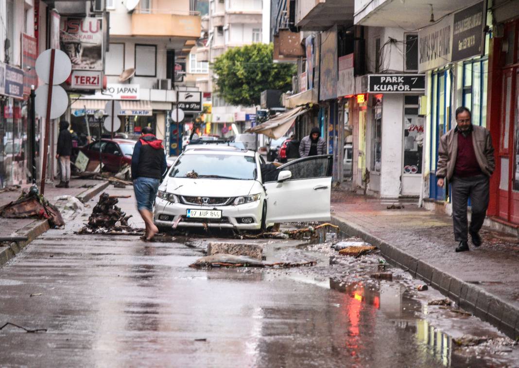 Antalya sele teslim! Arabalar sürüklendi, 1 gün okullar tatil edildi 17