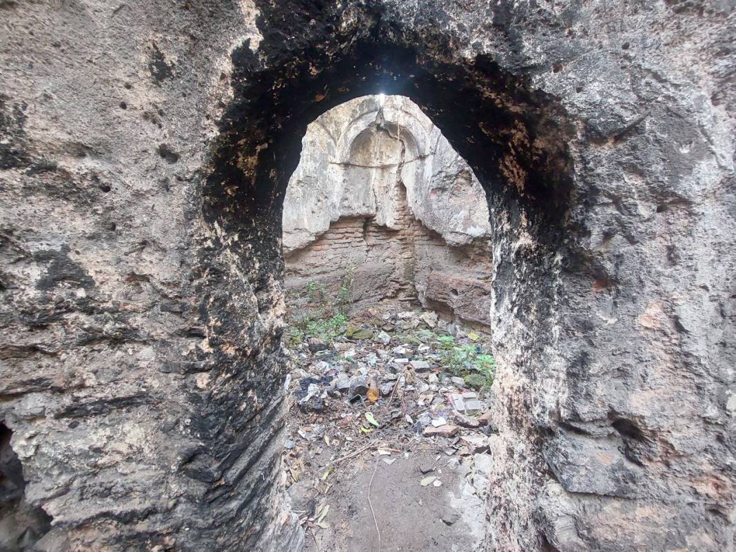 300 yıllık hamamın hali içler acısı: Evsizlere barınak oldu 2