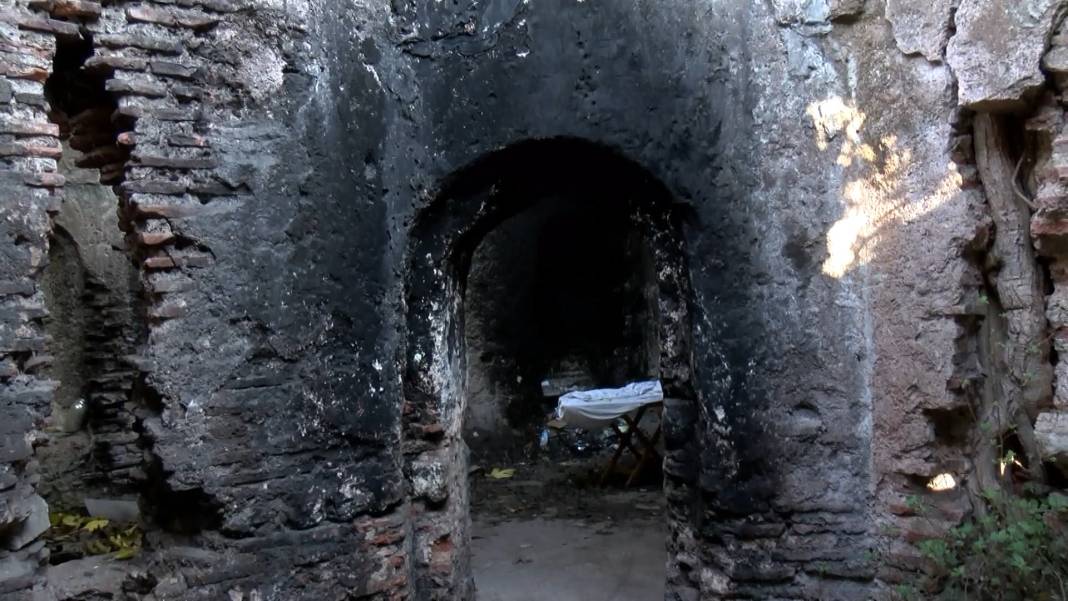 300 yıllık hamamın hali içler acısı: Evsizlere barınak oldu 10