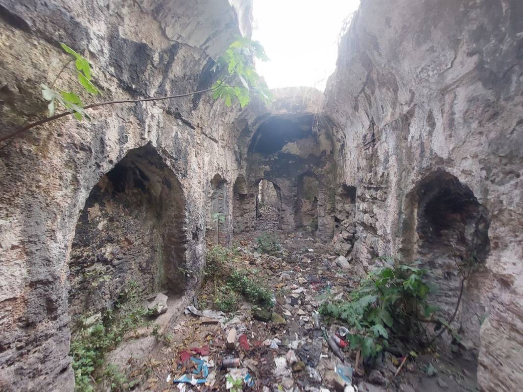 300 yıllık hamamın hali içler acısı: Evsizlere barınak oldu 6