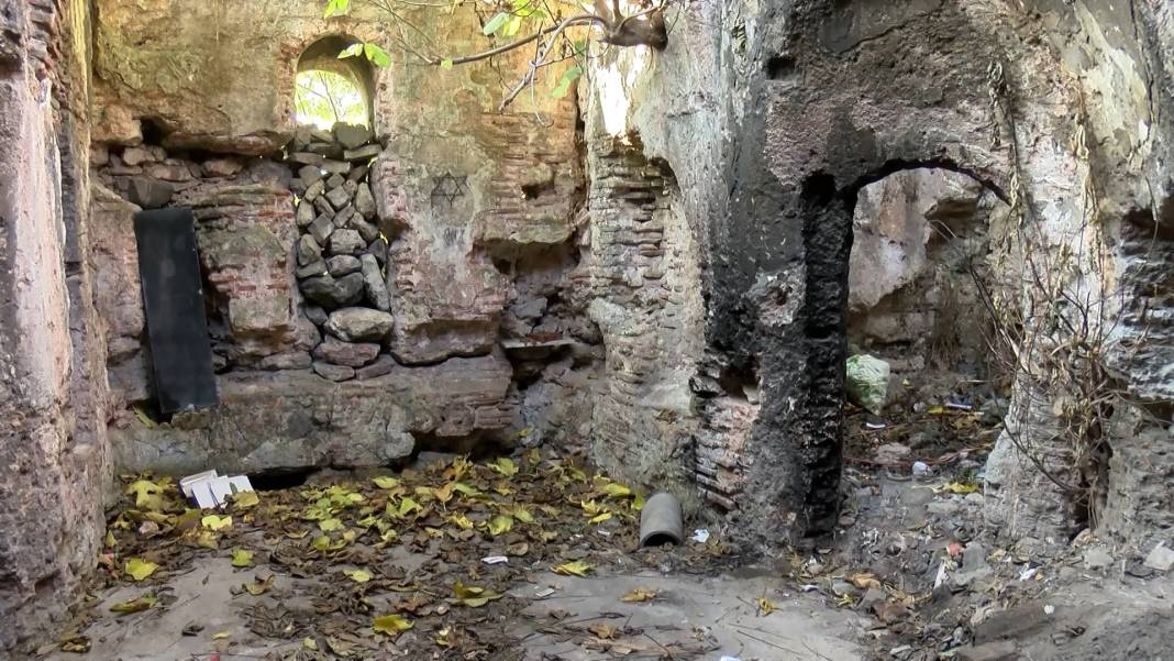 300 yıllık hamamın hali içler acısı: Evsizlere barınak oldu 11