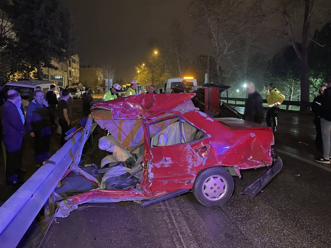 AA-20221213-29721465-29721463-BURSADA_TRAFIK_KAZASINDA_IKIYE_BOLUNEN_OTOMOBILIN_SURUCUSU_HAYATINI_KAYBETTI.jpg