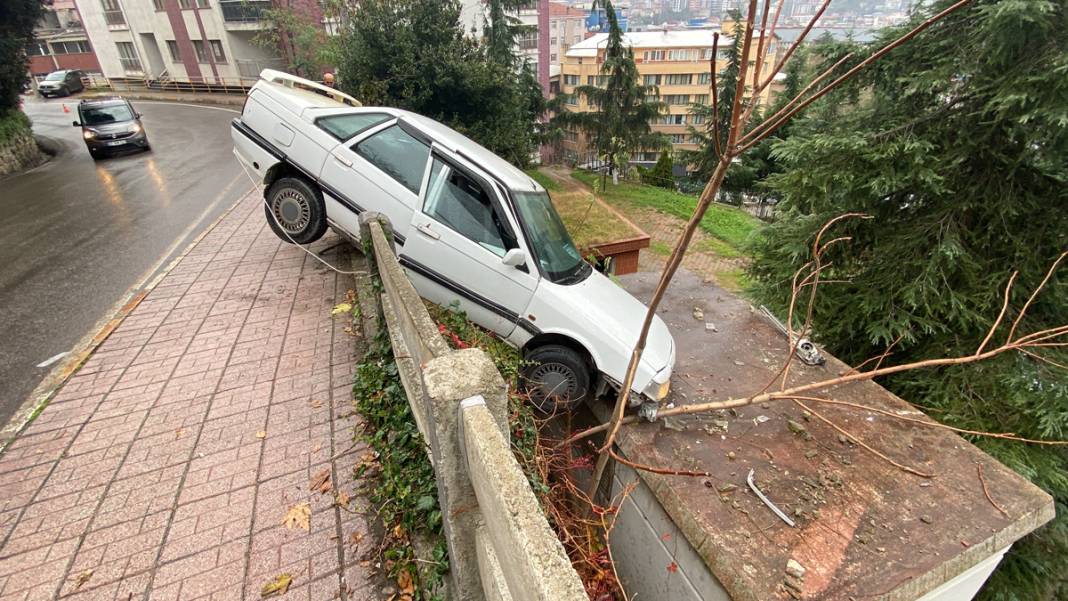 Sağanak faciası! 5 metre yükseklikte asılı kaldı 1