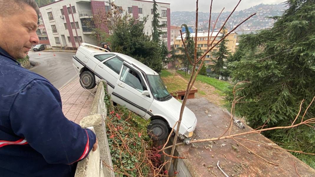 Sağanak faciası! 5 metre yükseklikte asılı kaldı 2