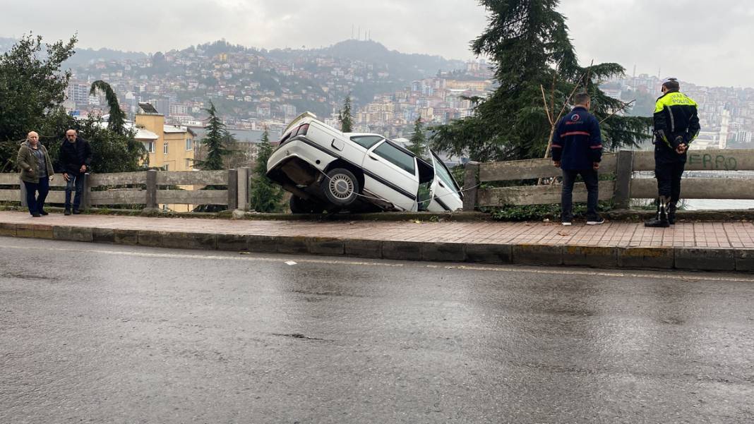 Sağanak faciası! 5 metre yükseklikte asılı kaldı 6