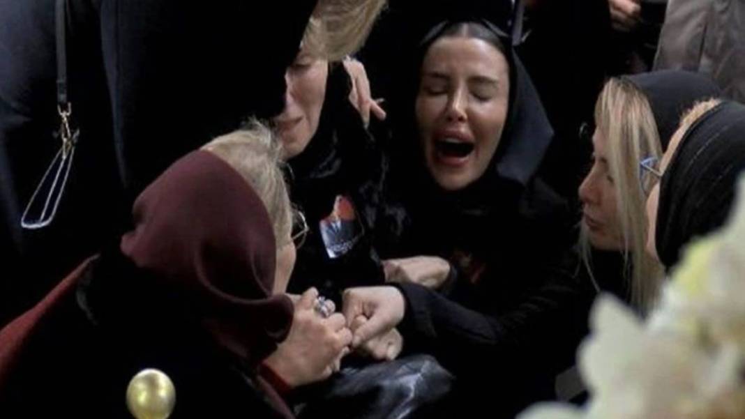 Trafik kazasında babasını kaybetmişti... Özge Ulusoy'un son hali hayranlarını korkuttu! Zayıflıktan kemikleri sayılıyor 4