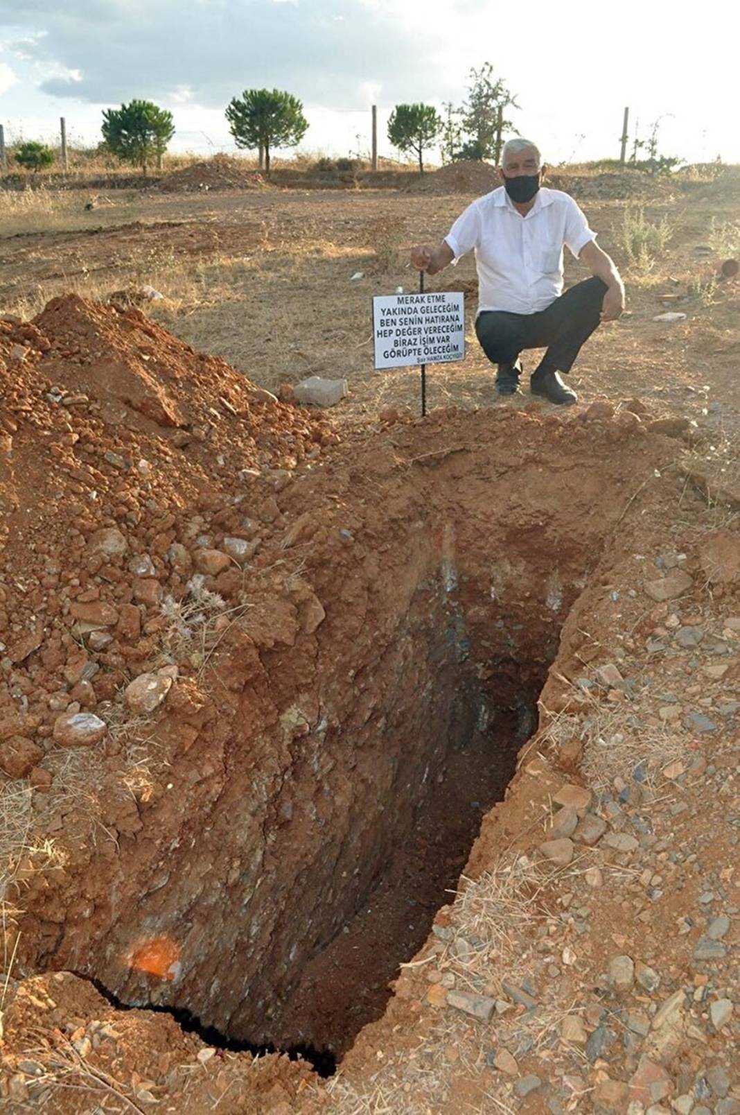 Kendi elleriyle kazdığı eşinin mezarına bıraktığı not, okuyanları ağlattı! Acısı hâlâ geçmedi... 4