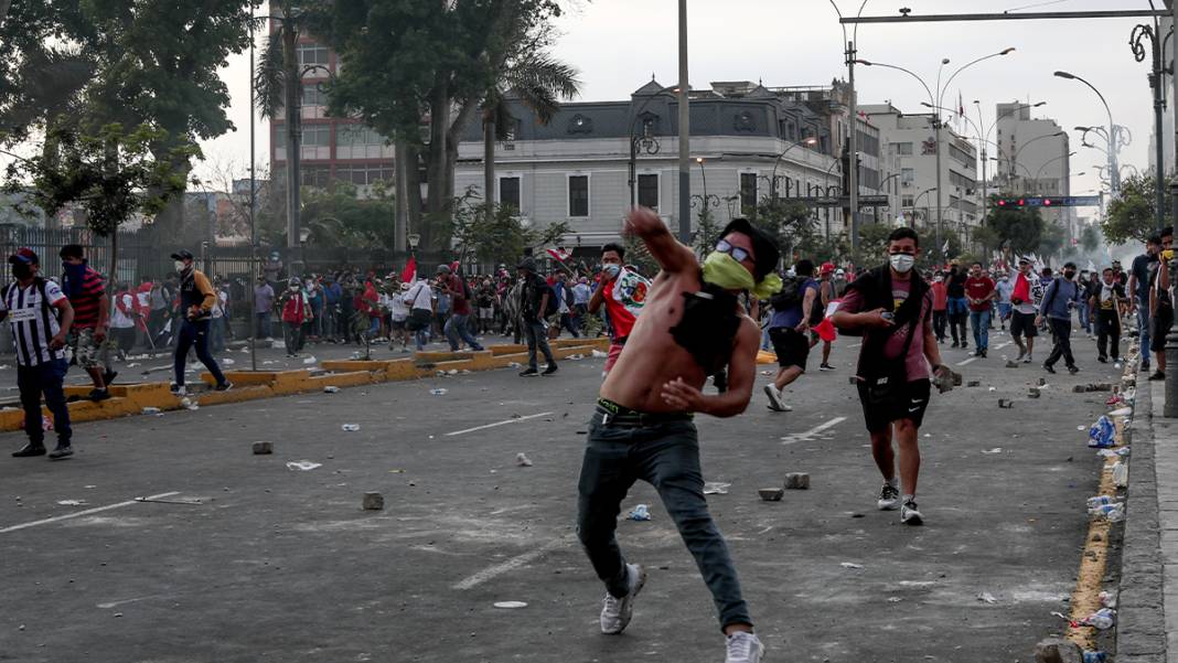 Peru'da tansiyon düşmüyor: Eylemciler havalimanını kuşattı 3