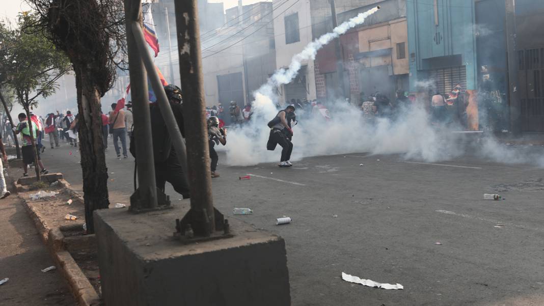 Peru'da tansiyon düşmüyor: Eylemciler havalimanını kuşattı 6