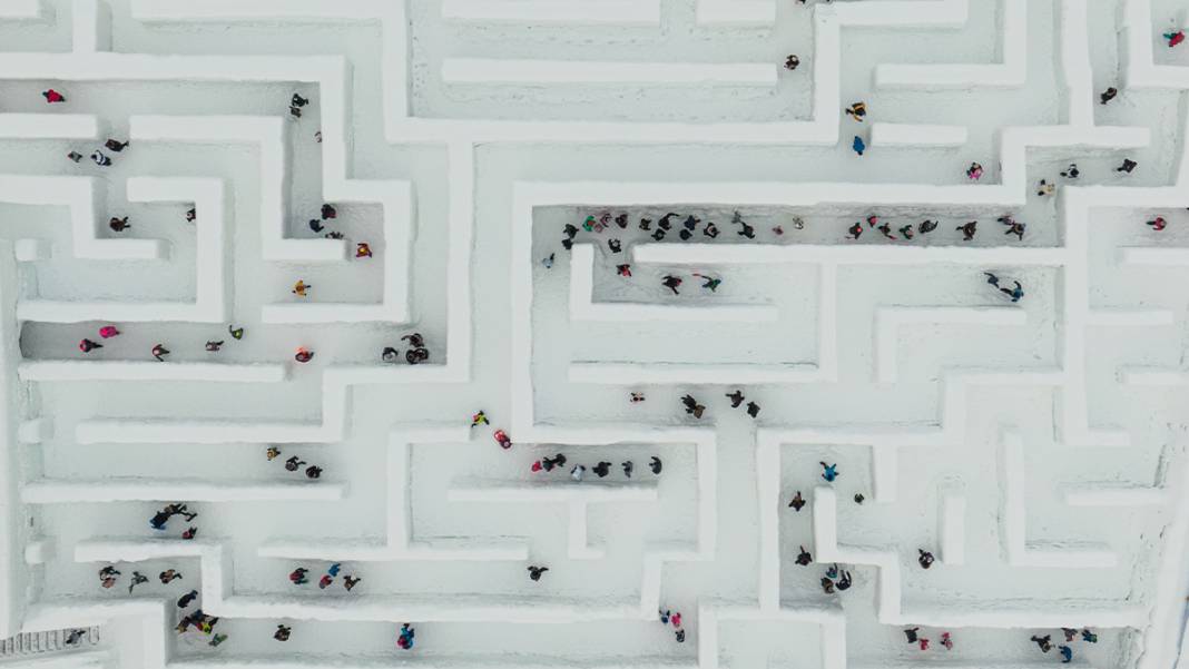 Buzların arasında kaybolmaya hazır mısınız? Bu labirente giren çıkamıyor 10