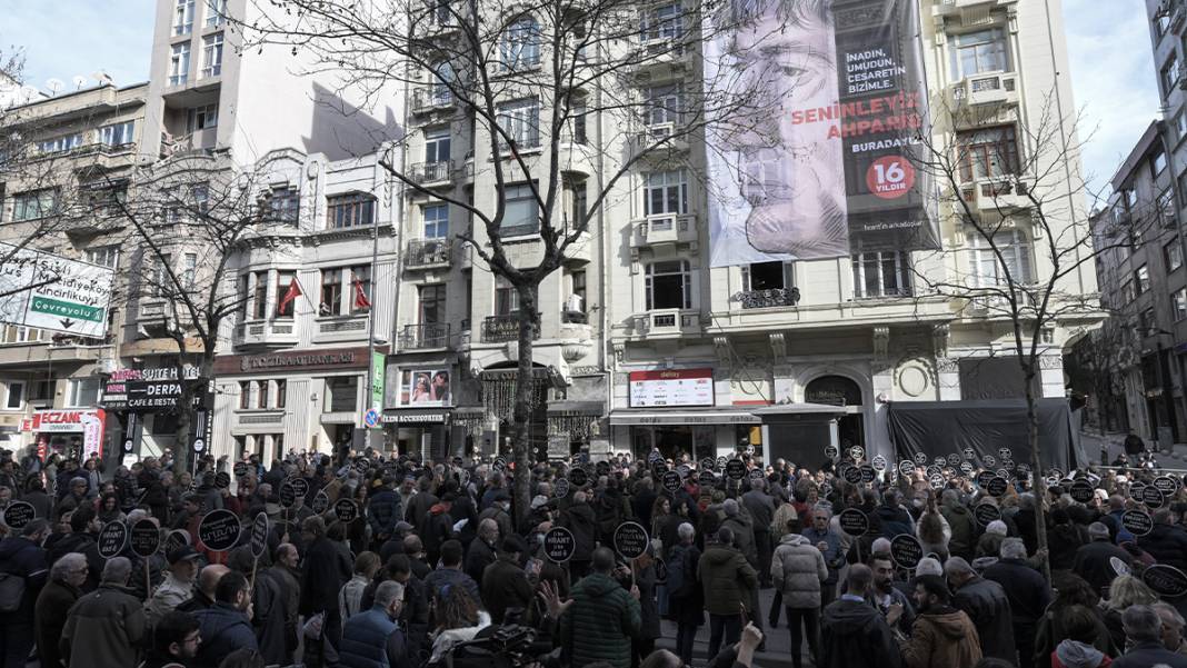 16 yıldır gelmeyen adalet: Sevenleri Hrant Dink'i vurulduğu yerde, vurulduğu saatte andı 11