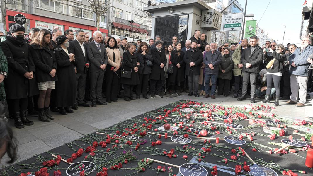 16 yıldır gelmeyen adalet: Sevenleri Hrant Dink'i vurulduğu yerde, vurulduğu saatte andı 9
