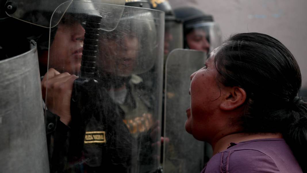 Peru'da tansiyon düşmüyor: Eylemciler havalimanını kuşattı 10