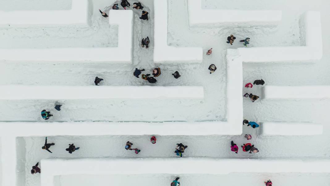 Buzların arasında kaybolmaya hazır mısınız? Bu labirente giren çıkamıyor 14