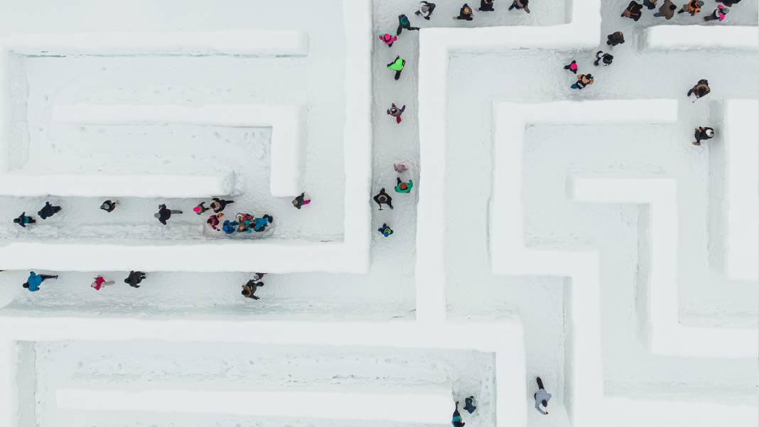 Buzların arasında kaybolmaya hazır mısınız? Bu labirente giren çıkamıyor 15