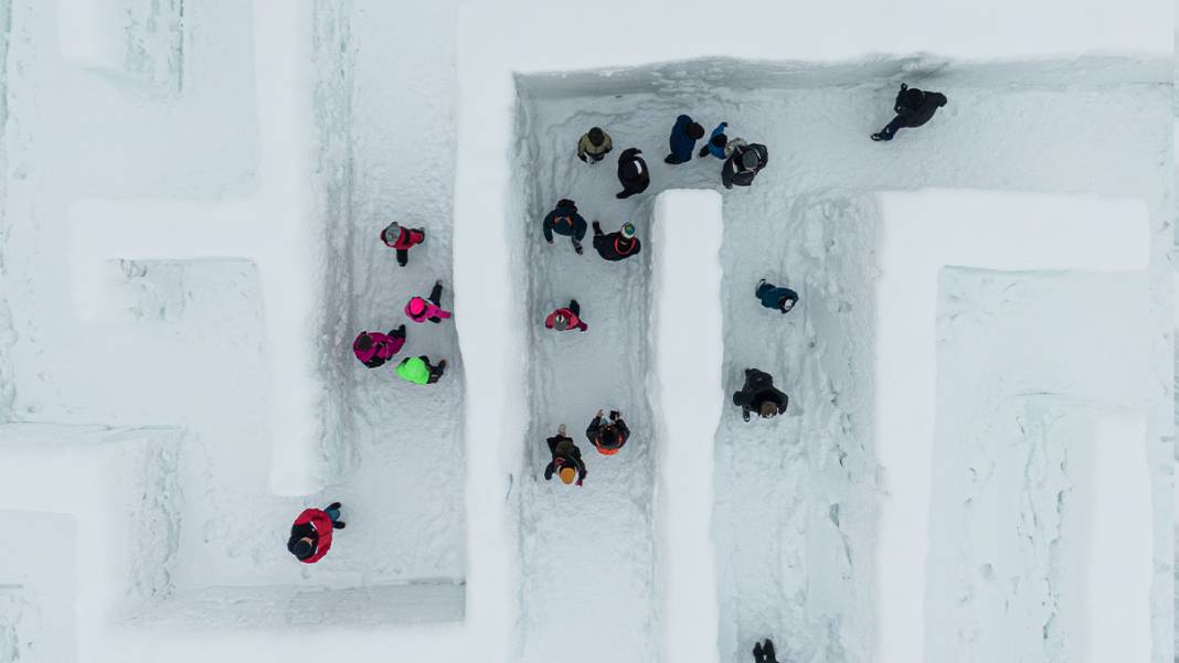 Buzların arasında kaybolmaya hazır mısınız? Bu labirente giren çıkamıyor 19