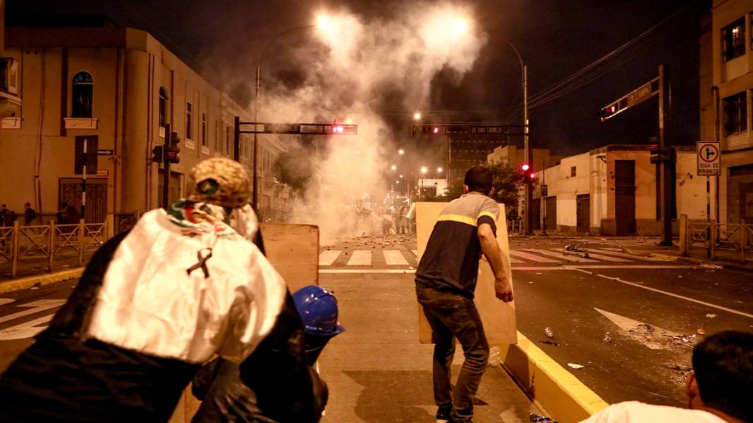 Peru'da tansiyon düşmüyor: Eylemciler havalimanını kuşattı 8