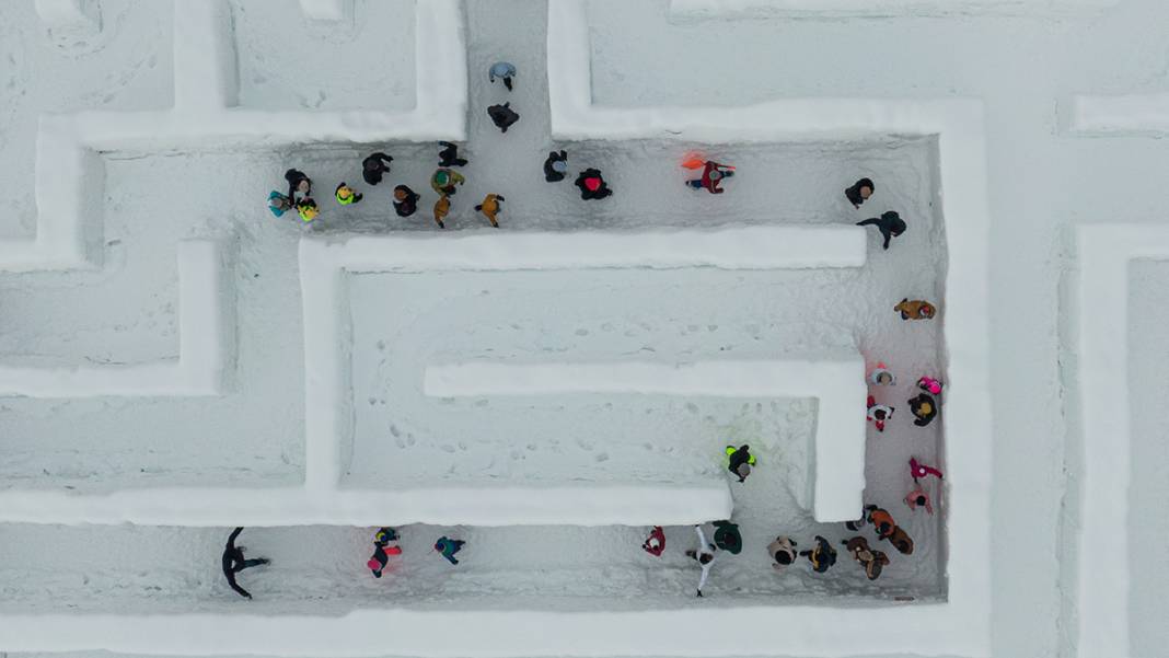 Buzların arasında kaybolmaya hazır mısınız? Bu labirente giren çıkamıyor 17