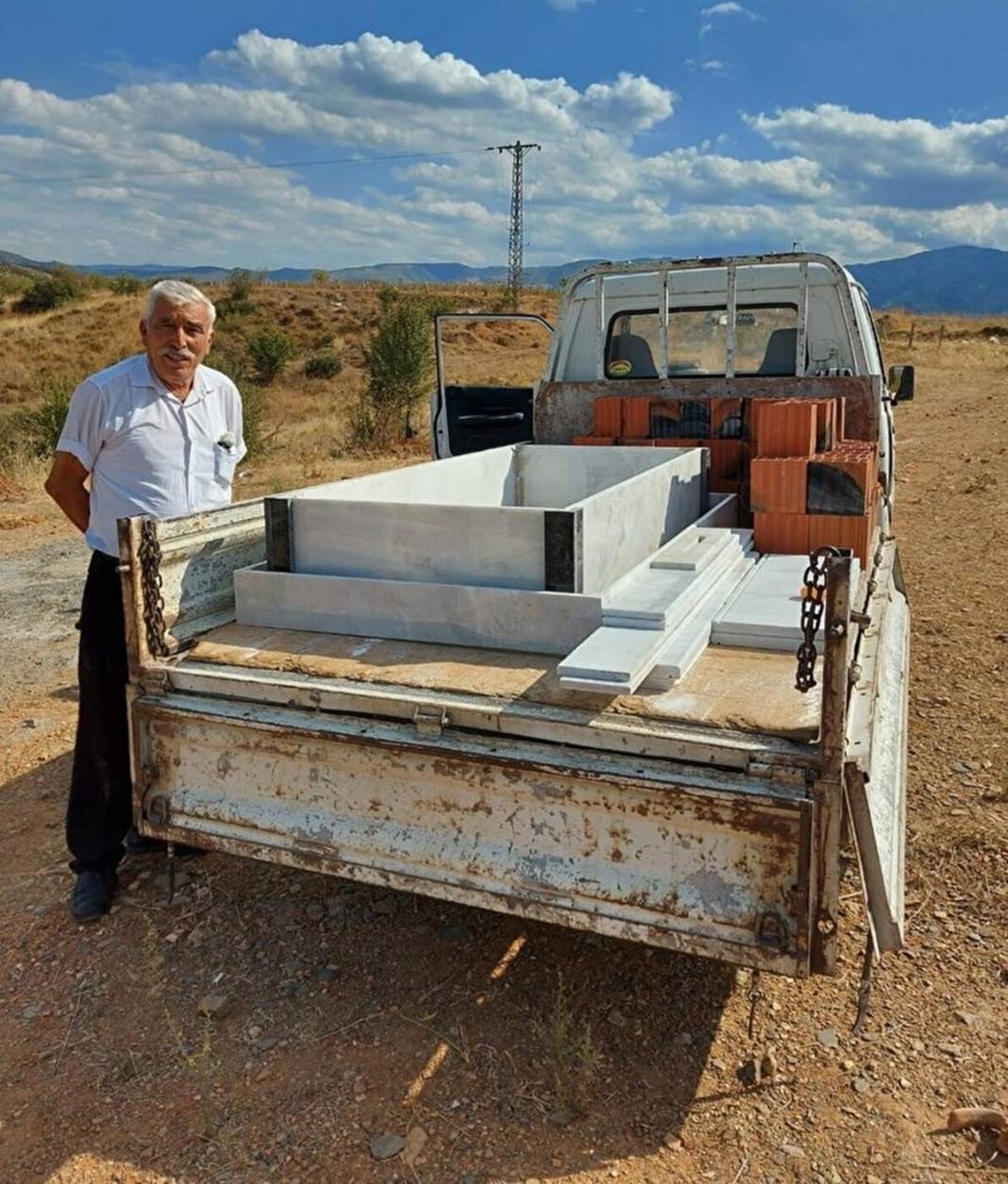 Kendi elleriyle kazdığı eşinin mezarına bıraktığı not, okuyanları ağlattı! Acısı hâlâ geçmedi... 3