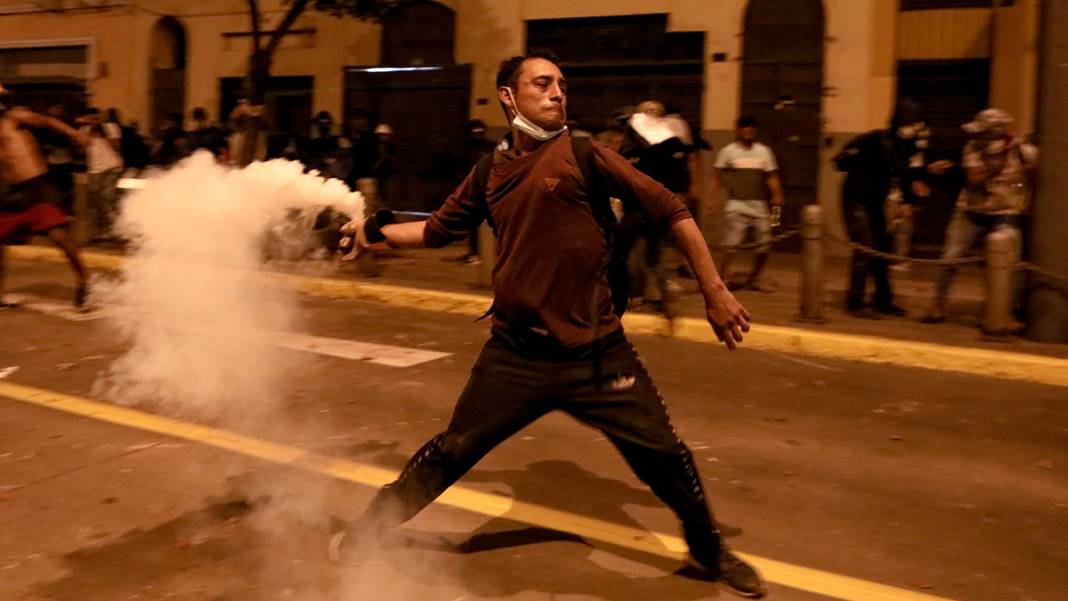 Peru'da tansiyon düşmüyor: Eylemciler havalimanını kuşattı 9