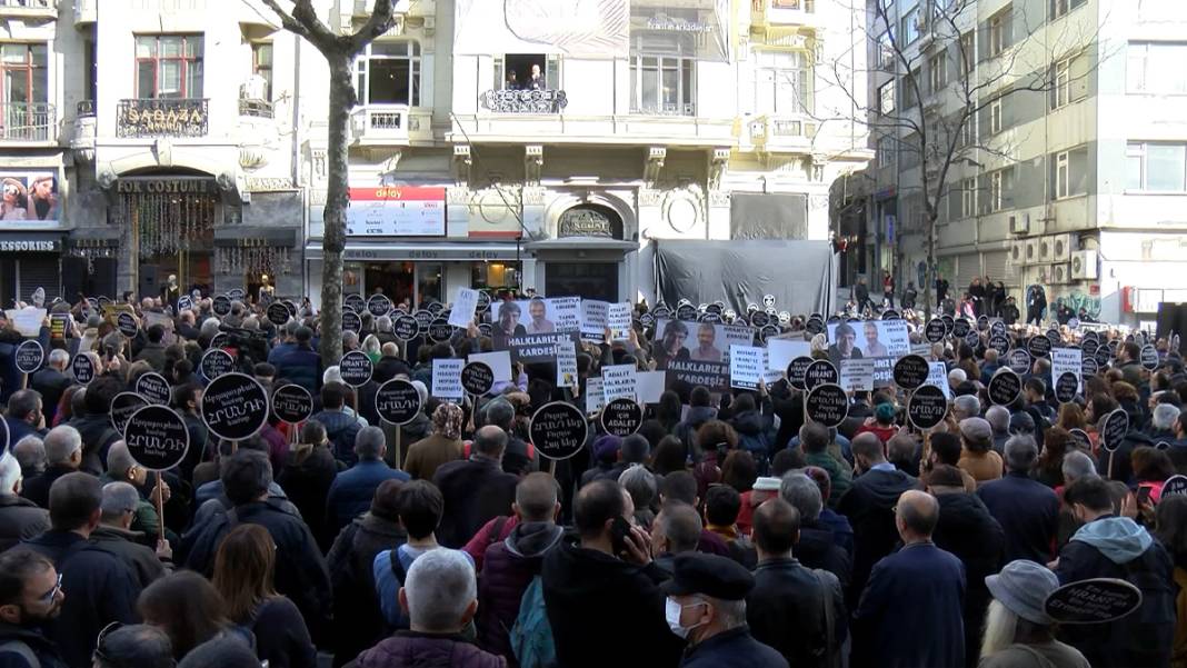 16 yıldır gelmeyen adalet: Sevenleri Hrant Dink'i vurulduğu yerde, vurulduğu saatte andı 5