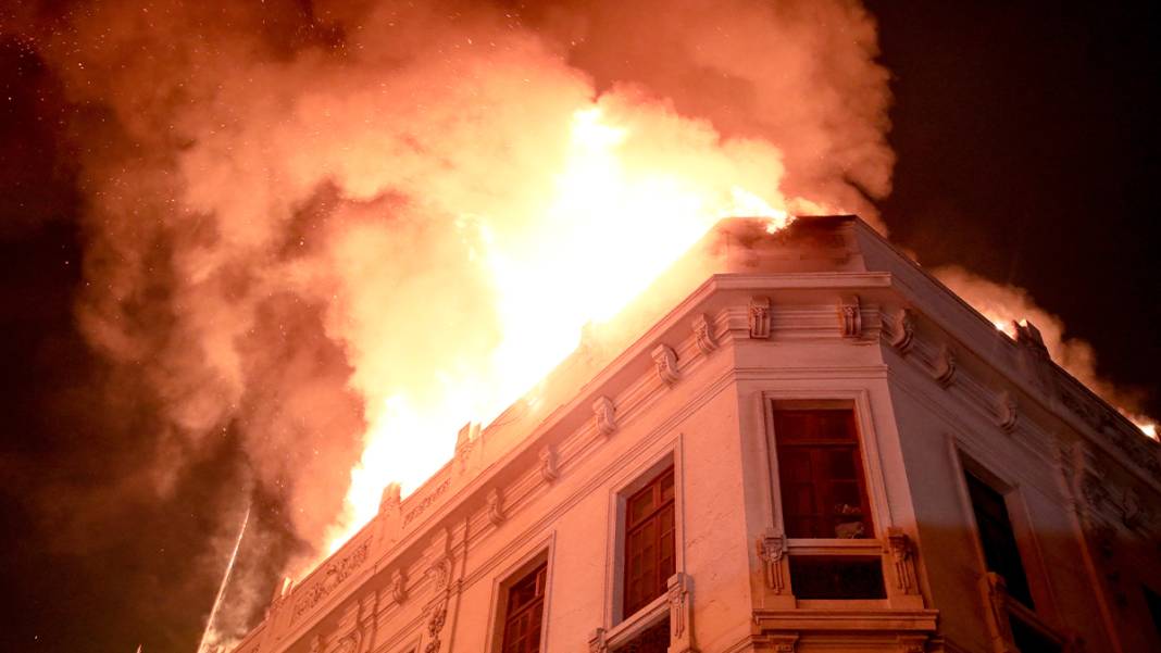 Peru'da tansiyon düşmüyor: Eylemciler havalimanını kuşattı 7