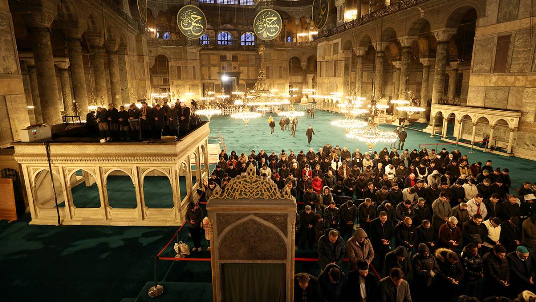 Genci yaşlısı camilere akın etti: Regaip Kandili dualarla idrak edildi 8