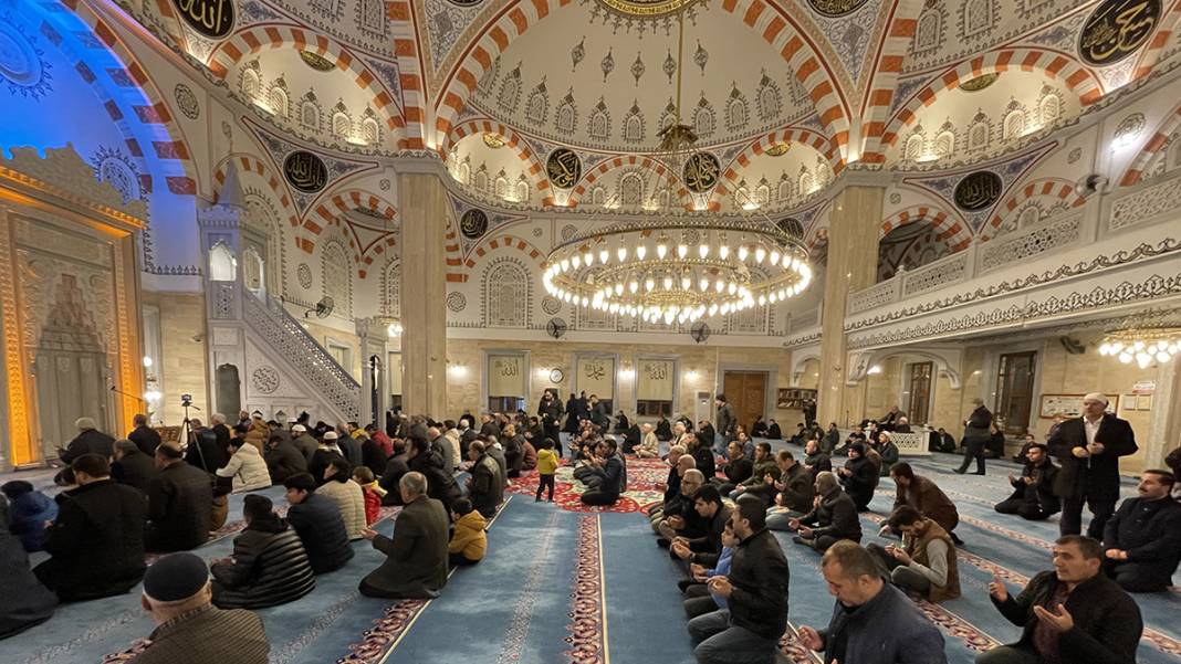 Genci yaşlısı camilere akın etti: Regaip Kandili dualarla idrak edildi 9