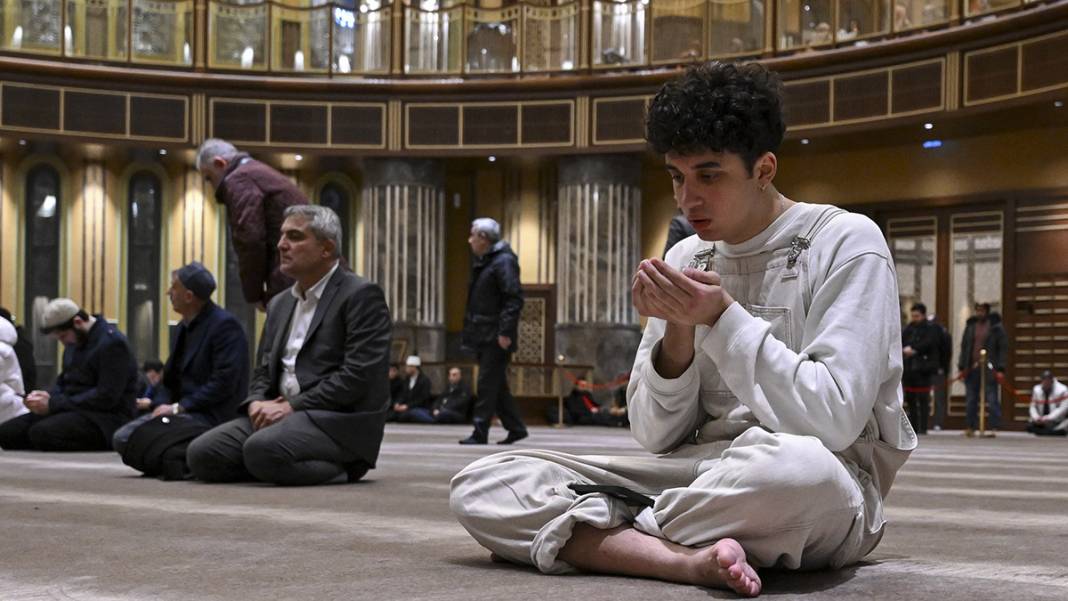 Genci yaşlısı camilere akın etti: Regaip Kandili dualarla idrak edildi 6